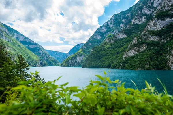 Hermoso paisaje del lago Piva (Pivsko Jezero) en Montenegro - foto de stock