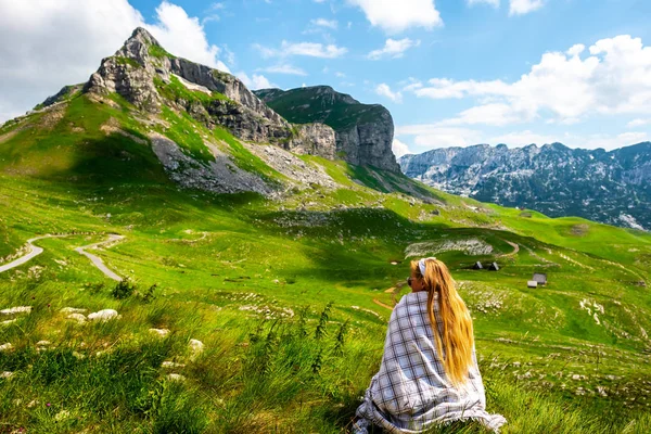 Back view of woman in blanket looking at mountains in Durmitor massif, Montenegro — Stock Photo