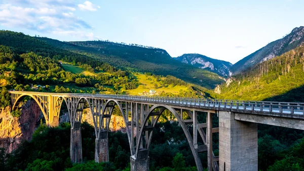 Pont Tara et belles montagnes au Monténégro — Photo de stock