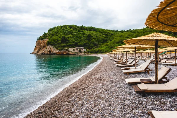 Chaises longues sur la plage vide de la mer adriatique à Budva, Monténégro — Photo de stock