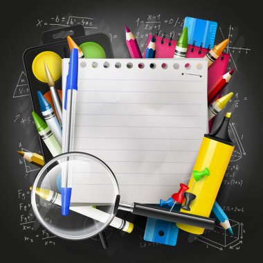 Yeşil tebeşir tahtası üzerinde okul malzemeleri ve boş kağıt