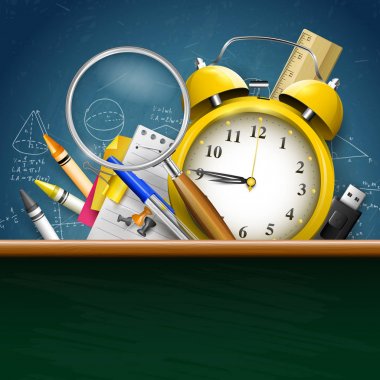 Metin için yer ile tebeşir tahtası üzerinde Okul malzemeleri.