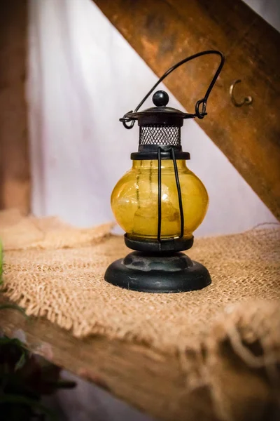 Sarı eski püskü şık vintage fener dünyevi kendir ve ham ahşap raf