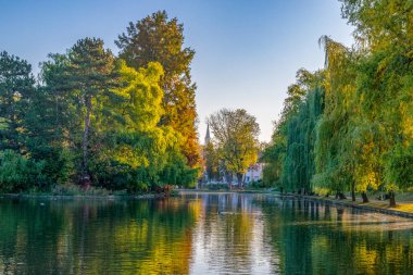 Chios Gölü içinde Kaloşvar Central Park'ta güzel bir sonbahar güneşli Romanya