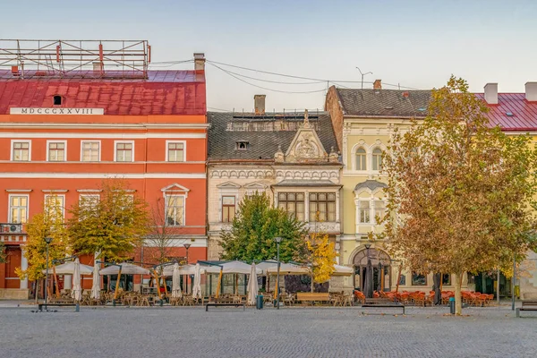 Centro de Cluj-Napoca. Vista desde la Plaza Unirii hasta el Palacio Josika y el Palacio Wass al amanecer en un hermoso y claro día de cielo — Foto de Stock