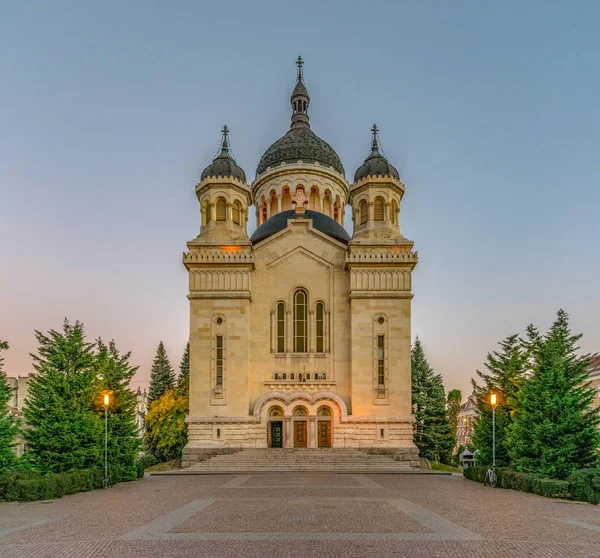 La Dormición de la Catedral de Theotokos al atardecer, la iglesia ortodoxa rumana más famosa de Cluj-Napoca, Rumania. Construido en un estilo Brancovenesc rumano — Foto de Stock