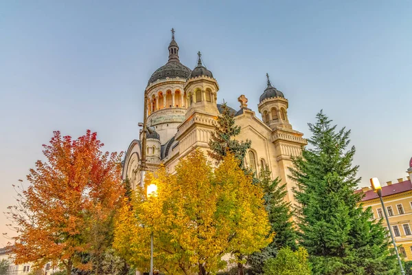 Günbatımı, en ünlü Romanya Ortodoks Kilisesi Kaloşvar, Romanya Theotokos Katedrali'nde Dormition. Romanya Brancovenesc tarzında inşa — Stok fotoğraf