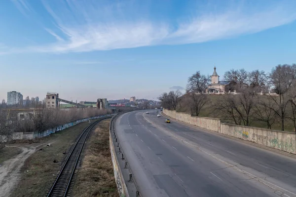 Дорога рядом с железной дорогой в промышленной части города — стоковое фото