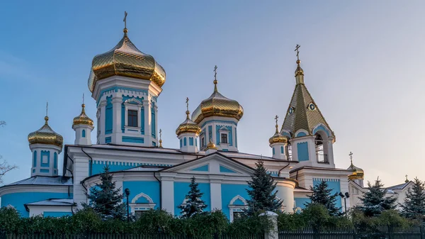 Cúpulas douradas de uma igreja em Chisinau, Moldávia — Fotografia de Stock