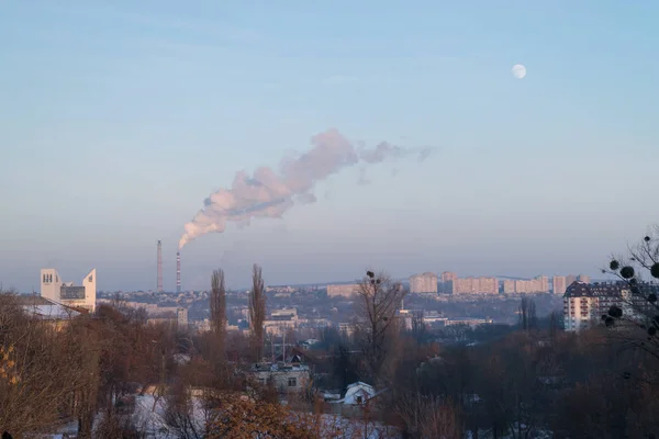 Füst a fűtés csövek város Chisinau, Moldova — Stock Fotó