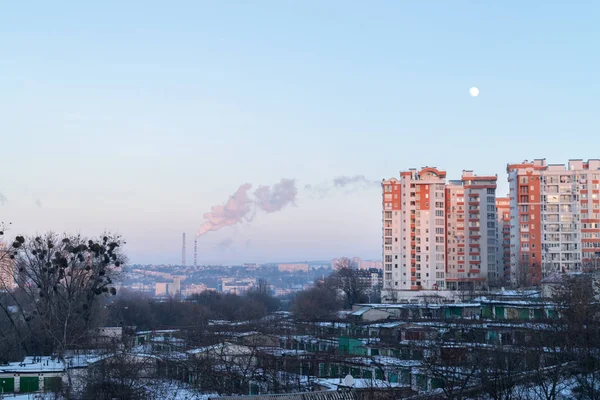 Выхлопные газы от отопительных труб города Кишинева, замеченные в жилом районе — стоковое фото