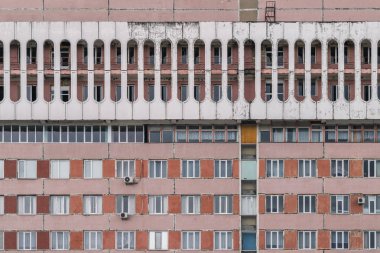 Kırmızı ve beyaz tuğla bina bir Sovyet döneminin silindir şekilleri
