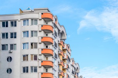 Basit çizgiler ve mavi gökyüzü doğru yuvarlak şekiller ile turuncu ve beyaz tonlarda mimari şekilleri