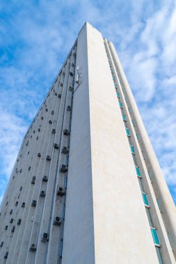 Basit çizgiler ve doğru mavi bir gökyüzü görünür olmak Klima Sistemleri ile mimari şekilleri