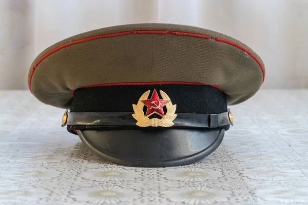 Σοβιετική Ένωση στρατιωτικός καπάκι με κόκκινο αστέρι και στρατιωτική αναγνωριστικό σήμα — Φωτογραφία Αρχείου
