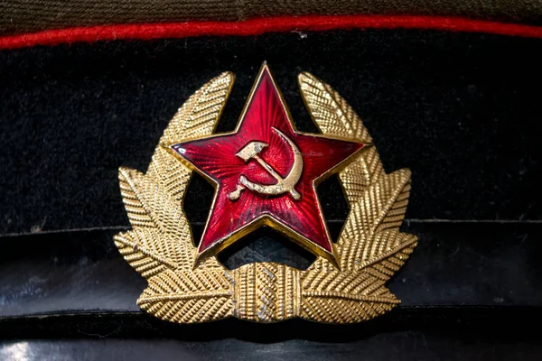 Sovjet-badge met een rode ster, hamer, sikkel en laurier krans op een officier cap — Stockfoto