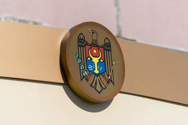 República da Moldávia emblema em um edifício em Chisinau, R.Moldova — Fotografia de Stock