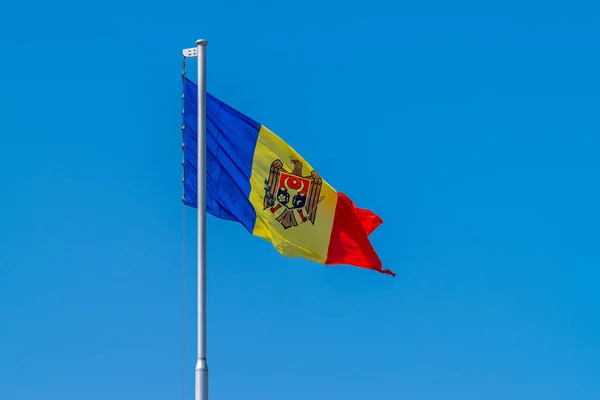 Bandeira da República da Moldávia acenando ao vento — Fotografia de Stock