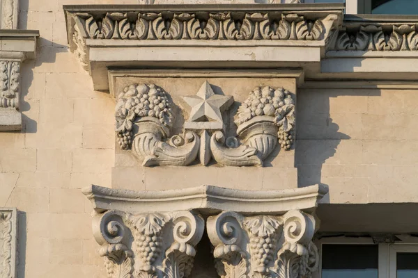 Vieille étoile communiste sur un vieux bâtiment à Chisinau, Moldavie — Photo