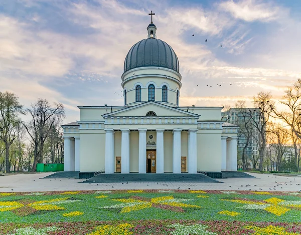A Catedral Metropolitana Natividade do Senhor, a principal catedral da Igreja Ortodoxa Moldávia em Chisinau Central, Moldávia — Fotografia de Stock