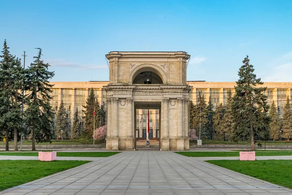 Триумфальная арка в Кишиневе, Республика Молдова — стоковое фото