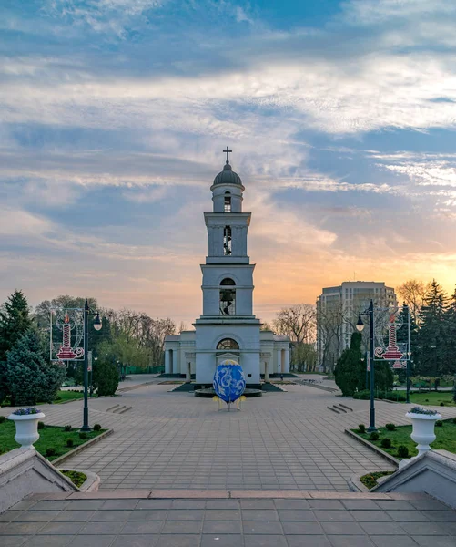 A Catedral Metropolitana Natividade do Senhor, a principal catedral da Igreja Ortodoxa Moldávia em Chisinau Central, Moldávia . — Fotografia de Stock