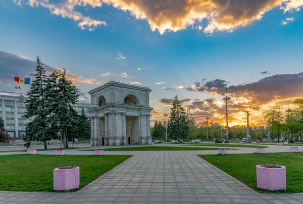 Der Triumphbogen in chisinau, Republik Moldau — Stockfoto