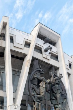 Kişinev, Moldova - 3 Ocak, 2017: sirk bina Chisinau, şimdi terk edilmiş bir girişte tabelaya Sovyet tipi