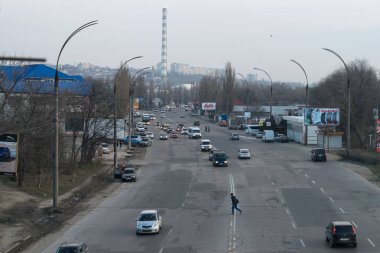 Kişinev, Moldova - 3 Ocak, 2017: bir sessiz yoğun trafik bölgesinde sokak düzensiz geçmeye çalışırken bir adam