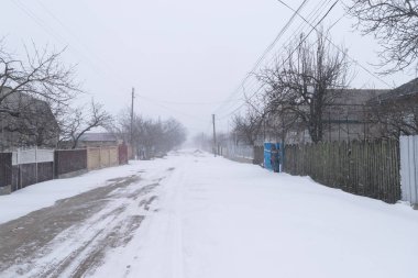 Tocuz, Moldova - 6 Ocak, 2017: karlı Köyü bir kar fırtınası sırasında sokak.