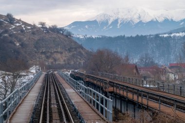 Bazı tren yolları ve Transiylvania dağlarda görüntülemek