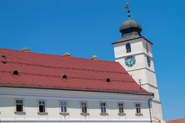 Sibiu Konseyi kule için güneşli bir gün boyunca görüntülemek