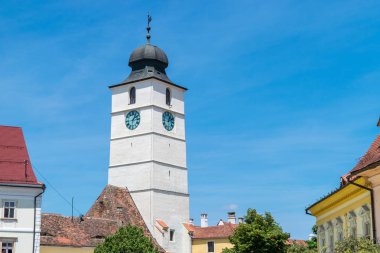Sibiu Konseyi kule için güneşli bir gün boyunca görüntülemek
