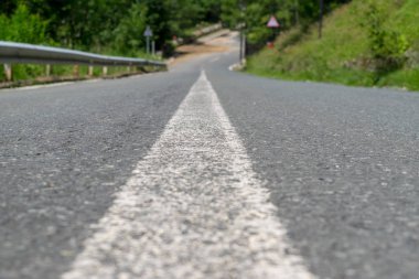 O bir delinitation olarak için yolun ortasında beyaz bir çizgi