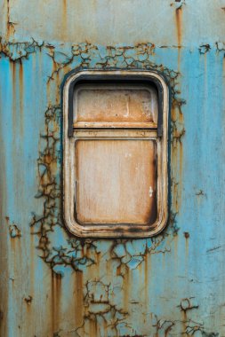 Mavi bir terk edilmiş araba penceresi