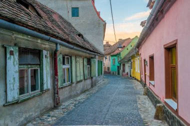 Sibiu içinde renkli evleriyle dar bir sokak için görüntüleyin