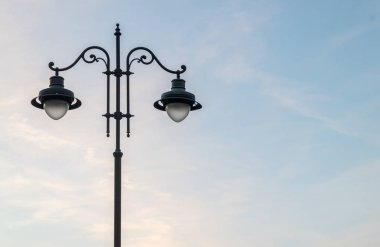 Alacakaranlıkta eski sokak lambası Sibiu, Romanya
