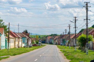 Transilvanya bölgesinde, Romanya - 6 Haziran, 2017: geleneksel Transilvanya bölgesinde köy yolu