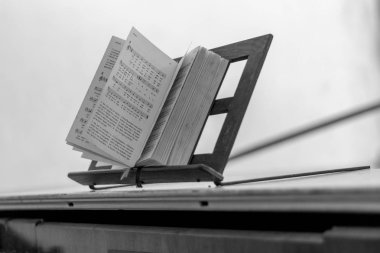 Carta, Romanya - 13 Ağustos, 2017: şarkı ve müzik notaları ile bir müzik kitap