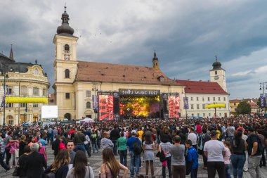 Sibiu, Romanya - 9 Eylül, 2017: thr büyük kare Sibiu, Romanya bir konser sırasında bir görünümünü