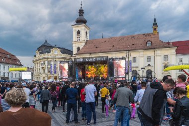 Sibiu, Romanya - 9 Eylül, 2017: thr büyük kare Sibiu, Romanya bir konser sırasında bir görünümünü