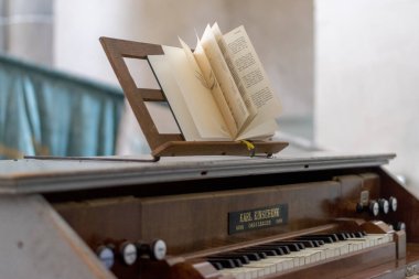 Carta, Romanya - 13 Ağustos, 2017: şarkı ve yakın bir piyano müzik notaları ile bir müzik kitap