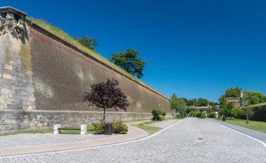 Citadel Alba-Carolina içinde güneşli yaz gününde Alba Iulia, Romanya
