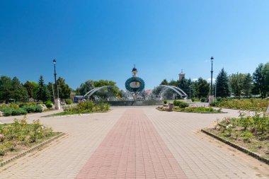 Güneşli bir yaz güzel park Alba Iulia, Romanya