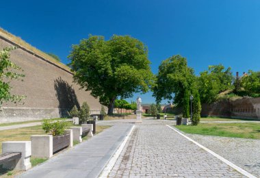 Citadel Alba-Carolina içinde güneşli yaz gününde Alba Iulia, Romanya