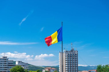 Alba Iulia, Romanya'da bir güneşli yaz gününde sallayarak Romanya bayrağı