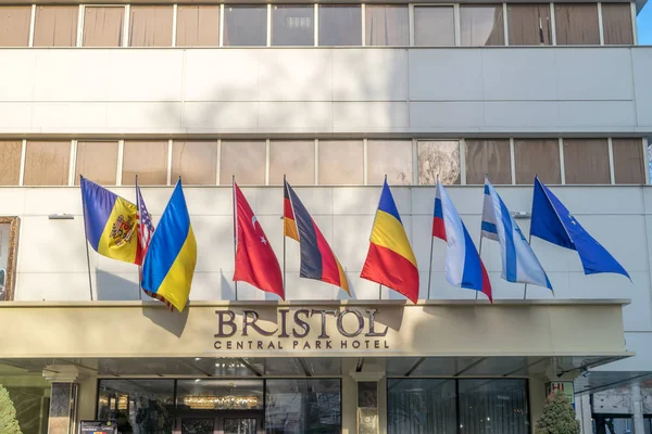 CHISINAU, MOLDOVA - 31 DICIEMBRE 2017: Banderas internacionales a la entrada de un hotel en Chisinau, Moldavia — Foto de Stock