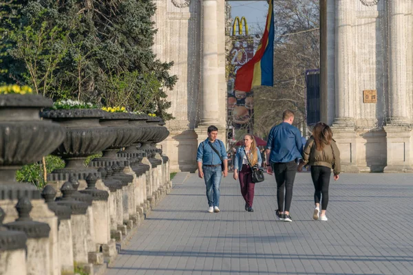 Kişinev, Moldova - 13 Nisan 2018: Kişinev, Moldova da büyük ulusal Meclisi Square yürüme insanlar