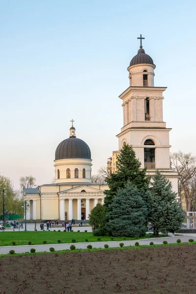 CHISINAU, MOLDOVA - 13 de abril de 2018: A Catedral Metropolitana Natividade do Senhor, a principal catedral da Igreja Ortodoxa Moldávia em Chisinau Central, Moldávia — Fotografia de Stock