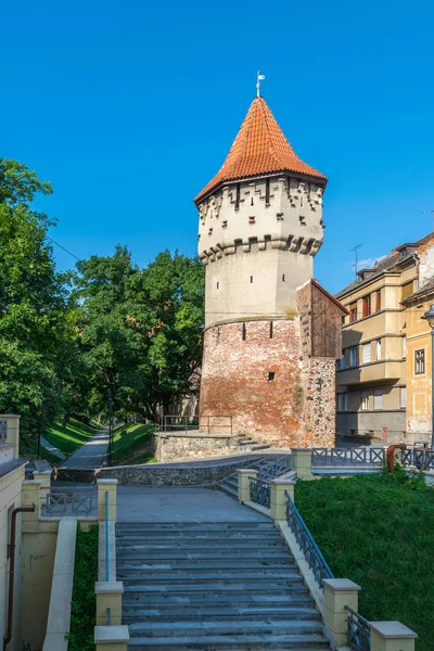 Una vista sul centro storico di Sibiu, vicino a via Cetatii — Foto Stock